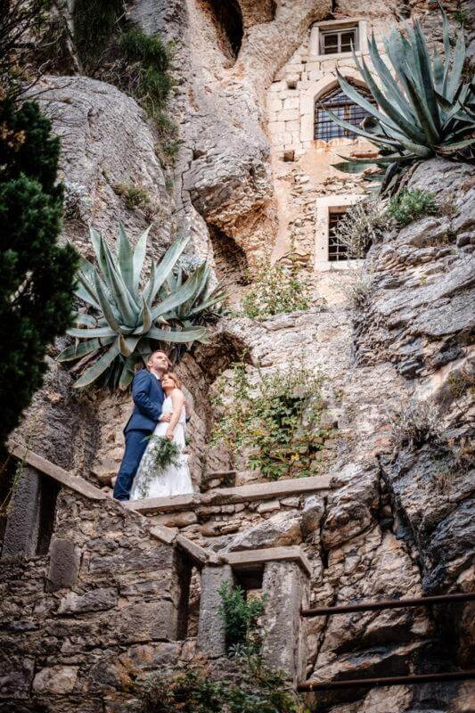 Brautpaar vor Felswand bei Hochzeit in Kroatien