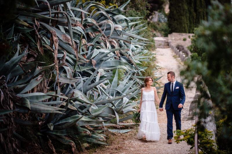 Brautpaar in Natur bei Hochzeit in Kroatien