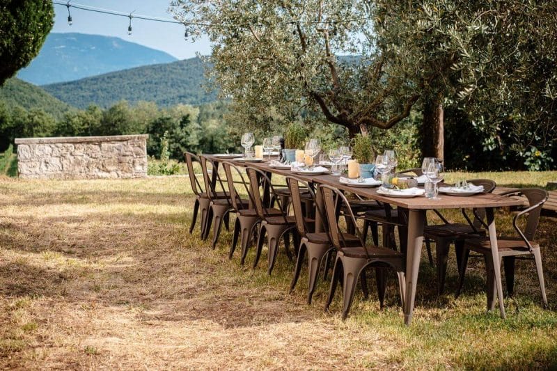 Tisch auf Weingut für Hochzeit in Kroatien