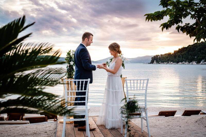 Brautpaar Ringtausch bei Hochzeit am Strand Kroatien Hochzeitslocation Location Heiraten