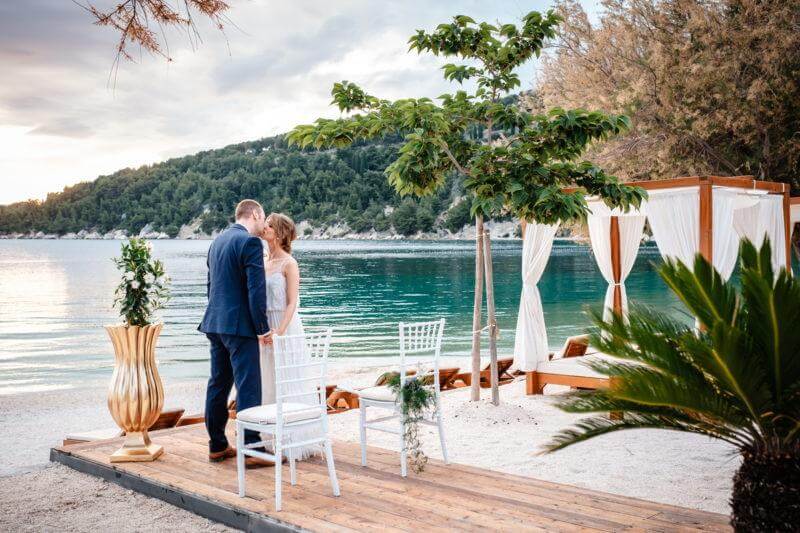 Brautpaar bei Hochzeit am Strand Kroatien Heiraten Hochzeitslocation Location