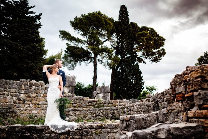 Brautpaar auf Ruinen bei Hochzeit in Kroatien