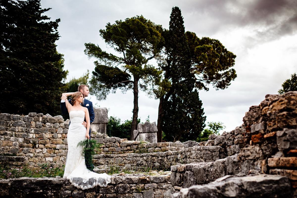 Brautpaar auf Ruinen bei Hochzeit in Kroatien