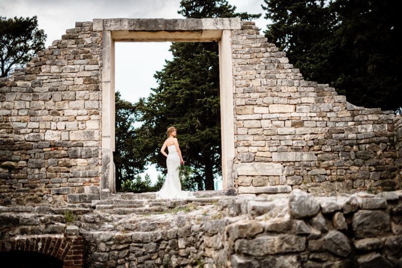Braut auf Ruinen bei Hochzeit in Kroatien