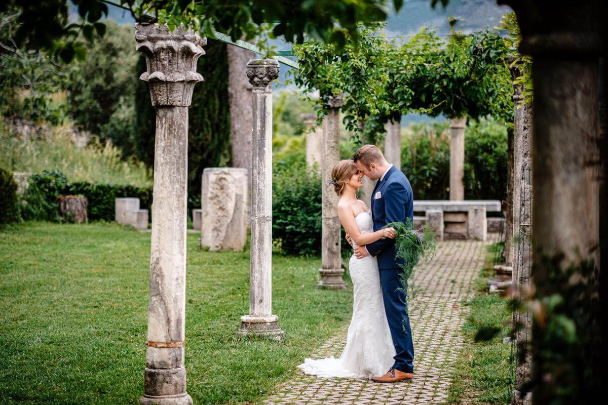 Brautpaar neben Ruinen bei Hochzeit in Kroatien