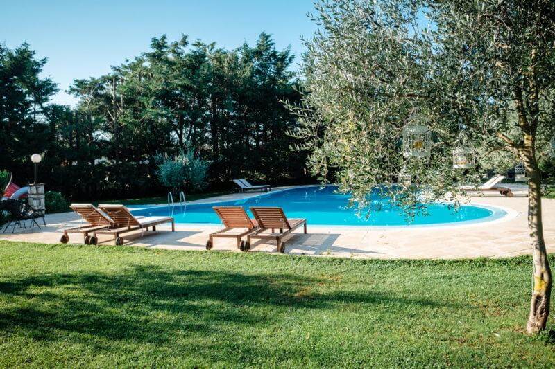 Pool in Garten in Finca in Kroatien