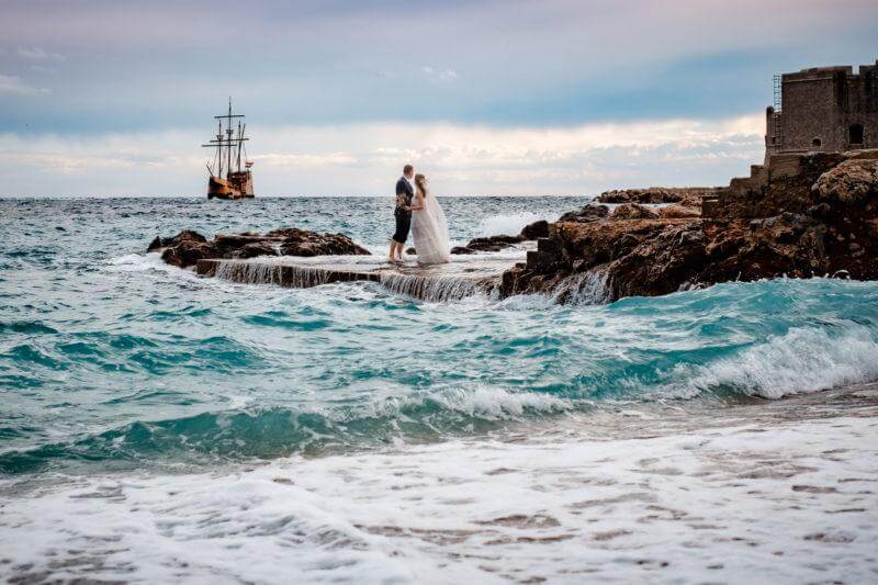 Brautpaar an der Küste bei Hochzeit in Kroatien