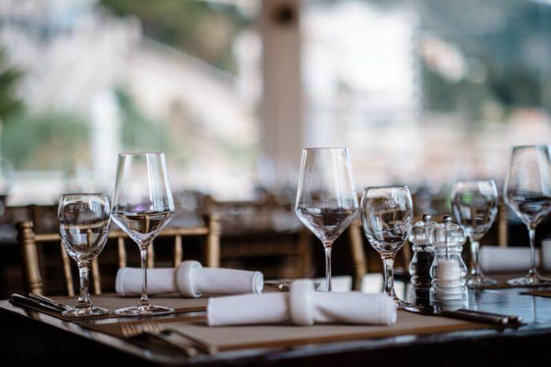 Tischdekoration in Beachclub bei Hochzeit in Kroatien