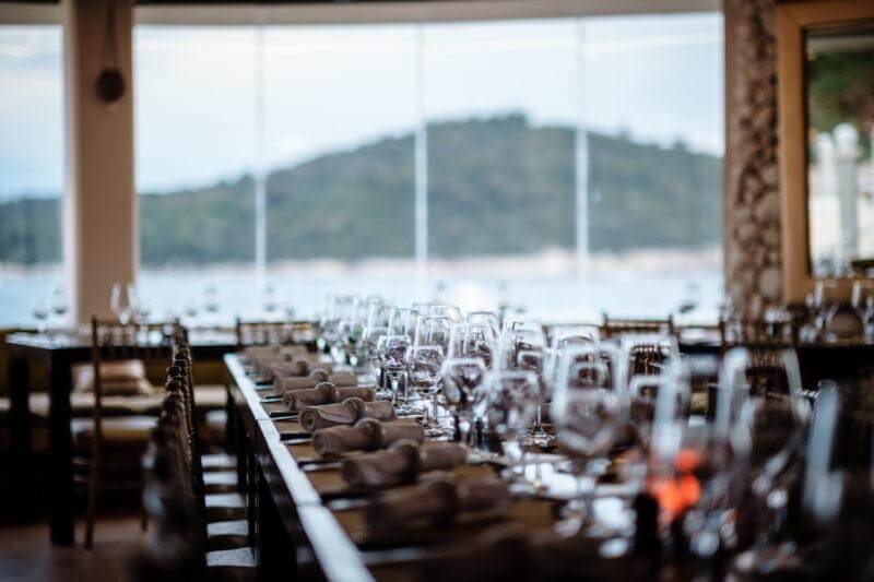 Tischdekoration in Beachclub bei Hochzeit in Kroatien