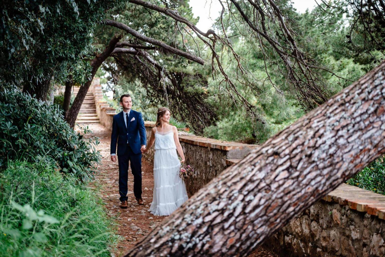 Brautpaar in Natur bei Hochzeit in Kroatien