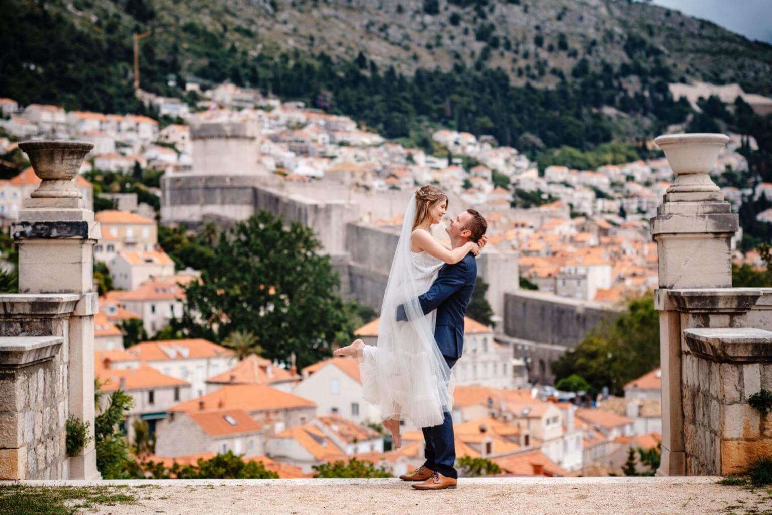 Brautpaar vor Stadtkulisse bei Hochzeit in Kroatien