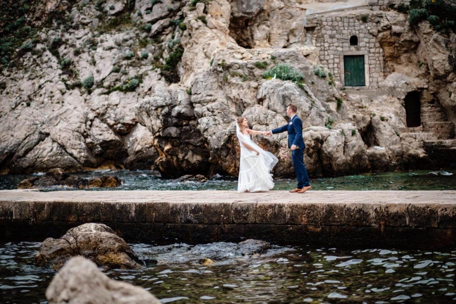 Brautpaar auf Steinsteg bei Hochzeit in Kroatien