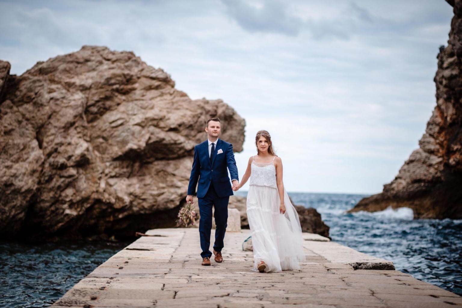 Brautpar auf Steinsteg bei Hochzeit in Kroatien
