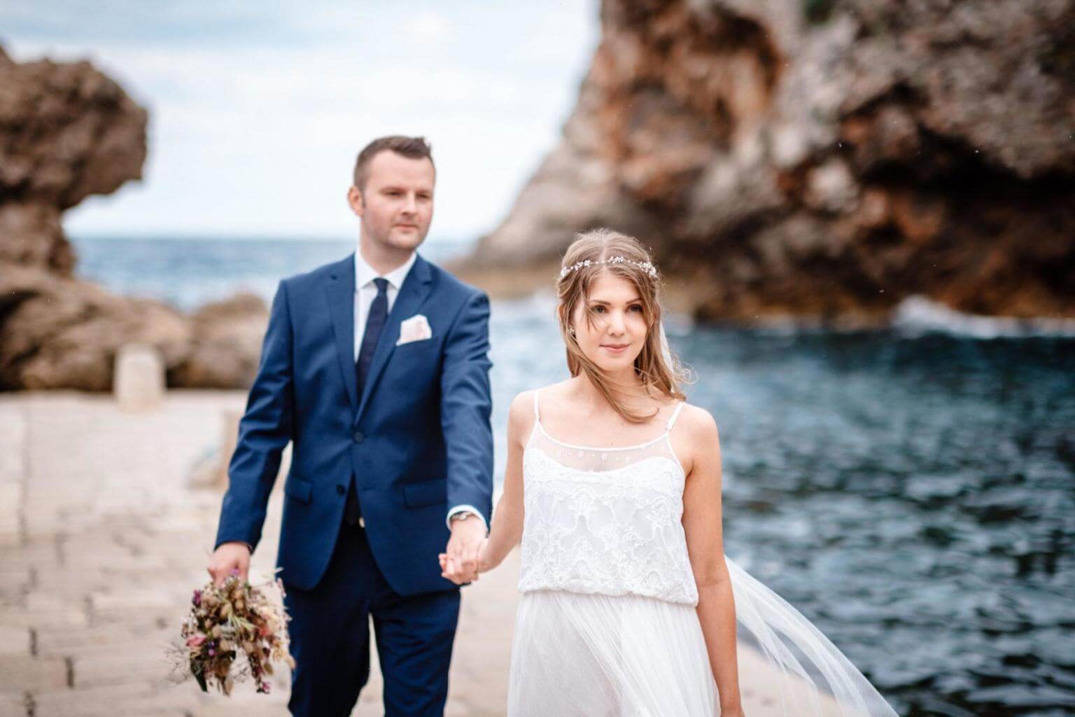 Brautpaar am Meer bei Hochzeti in Kroatien