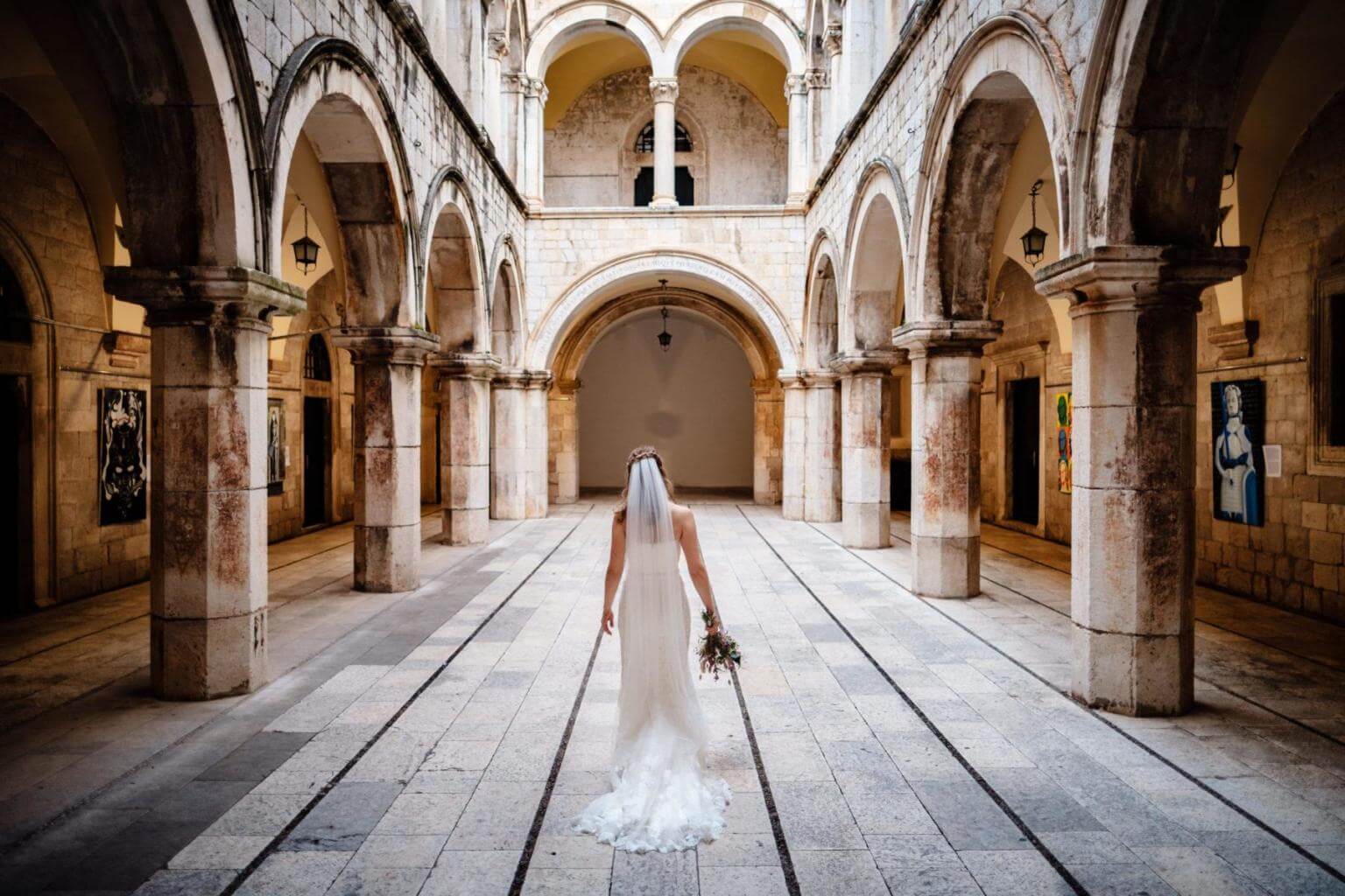Braut in Palast bei Hochzeit in Kroatien