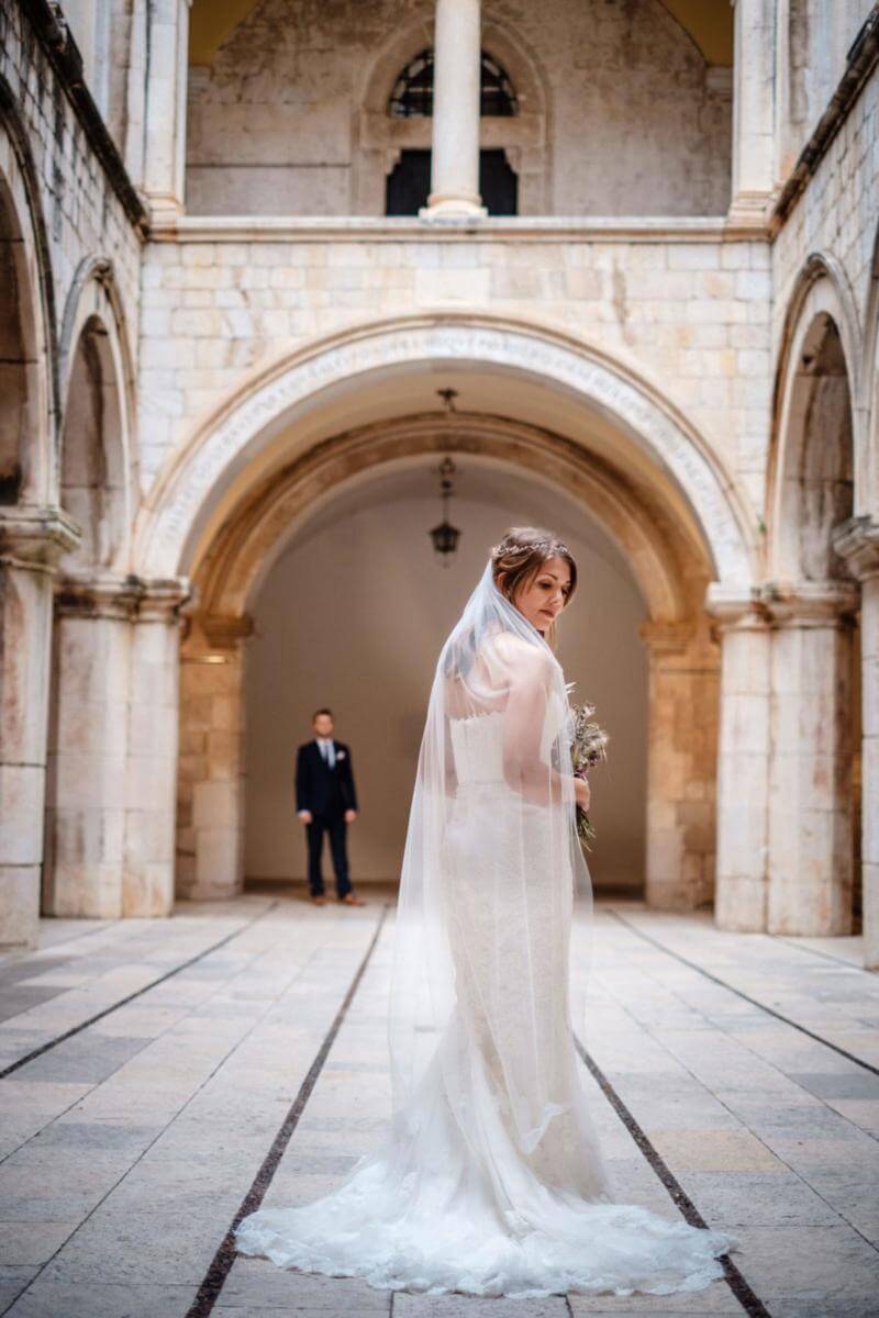 Braut in Palalst bei Hochzeit in Kroatien
