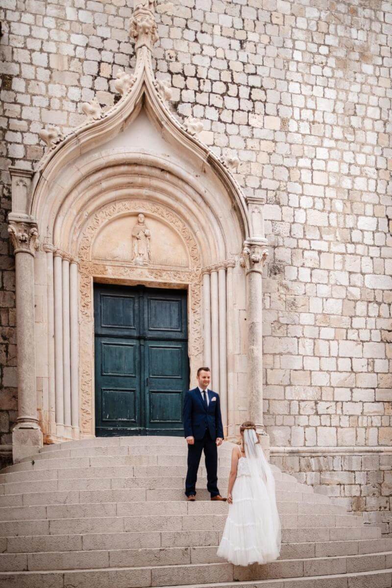 Brautpaar vor Kirche bei Hochzeit in Kroatien