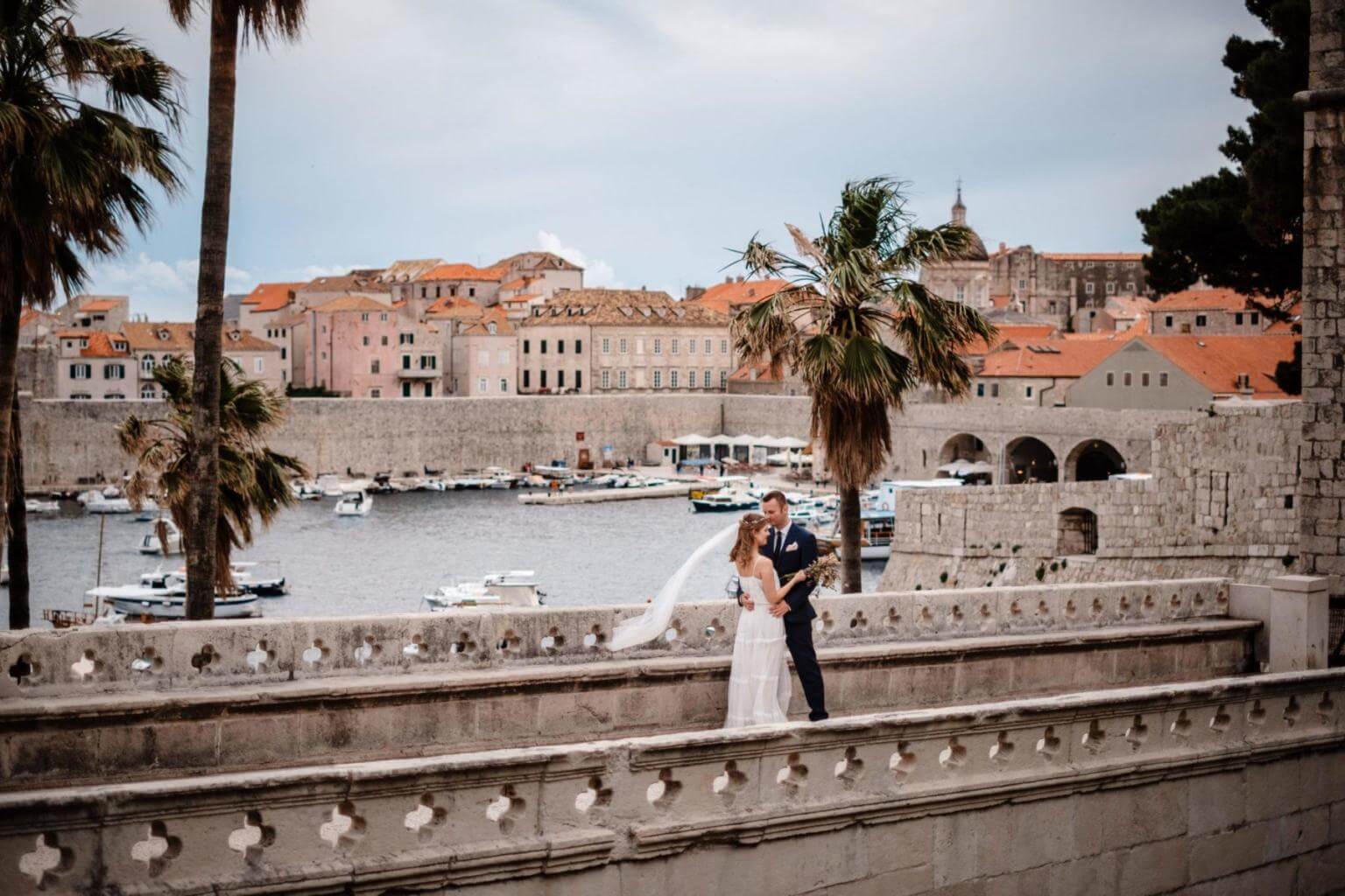 Brautpaar auf Brücke bei Hochzeit in Kroatien