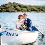 Hochzeitskuss Brautpaar im Boot im Wasser in Kroatien