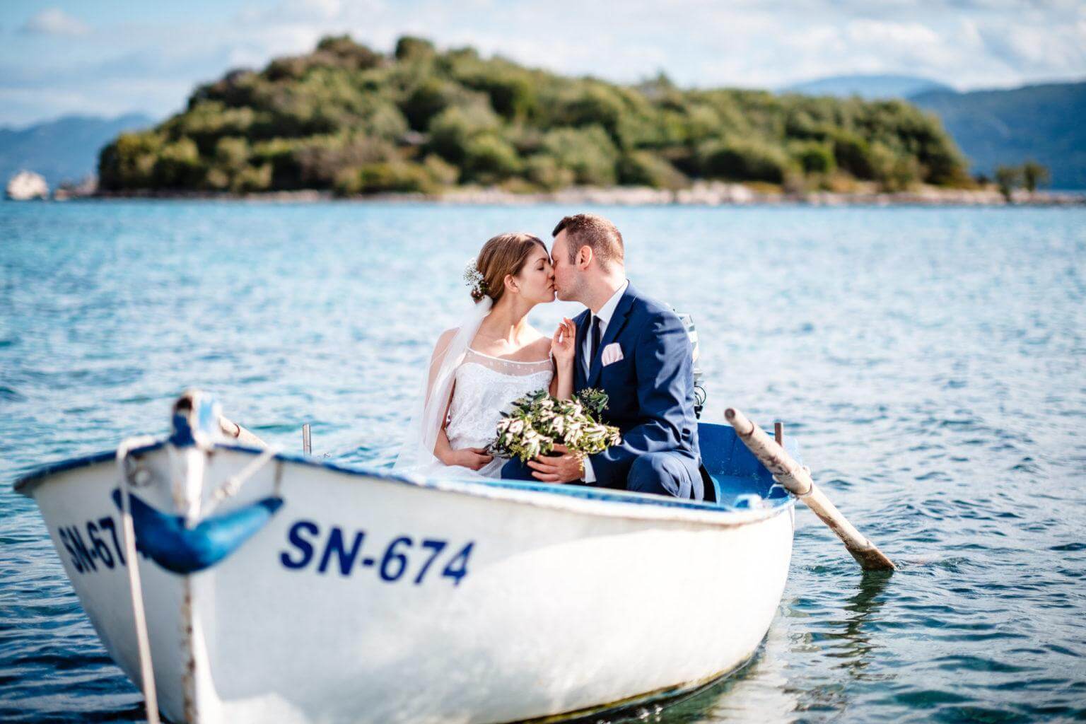 Hochzeitskuss Brautpaar im Boot im Wasser in Kroatien
