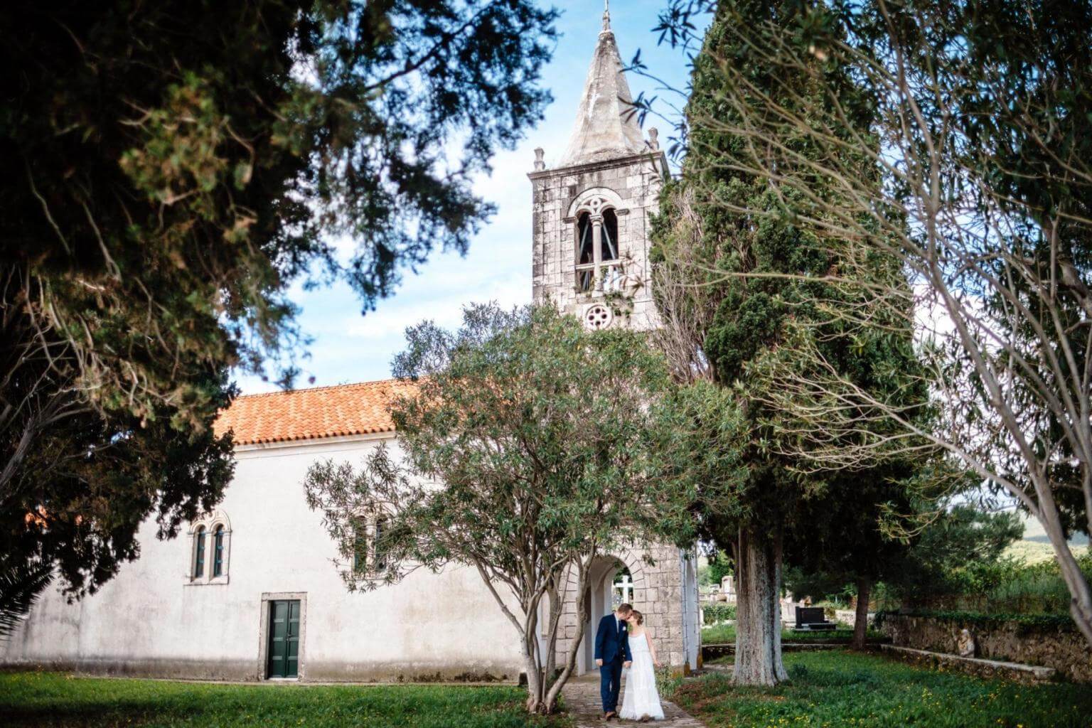Brautpaar vor Kirche bei Hochzeit in Kroatien