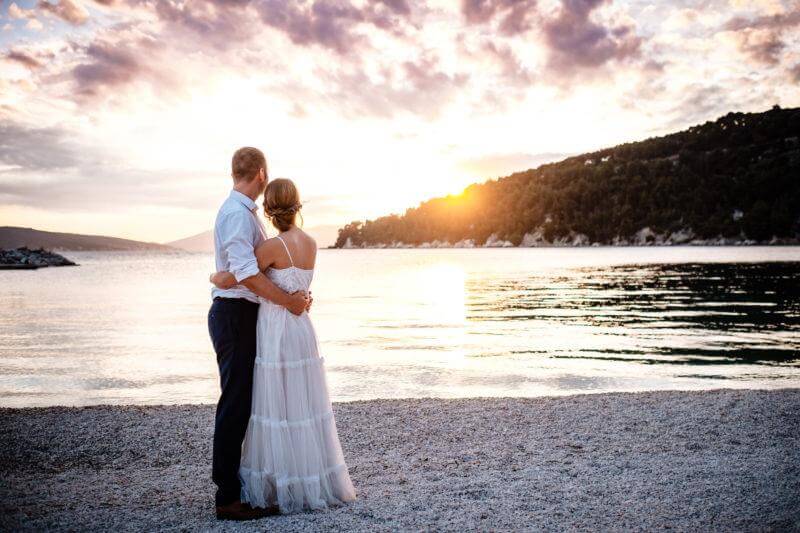 Brautpaar blickt auf Sonnenuntergang in Kroatien