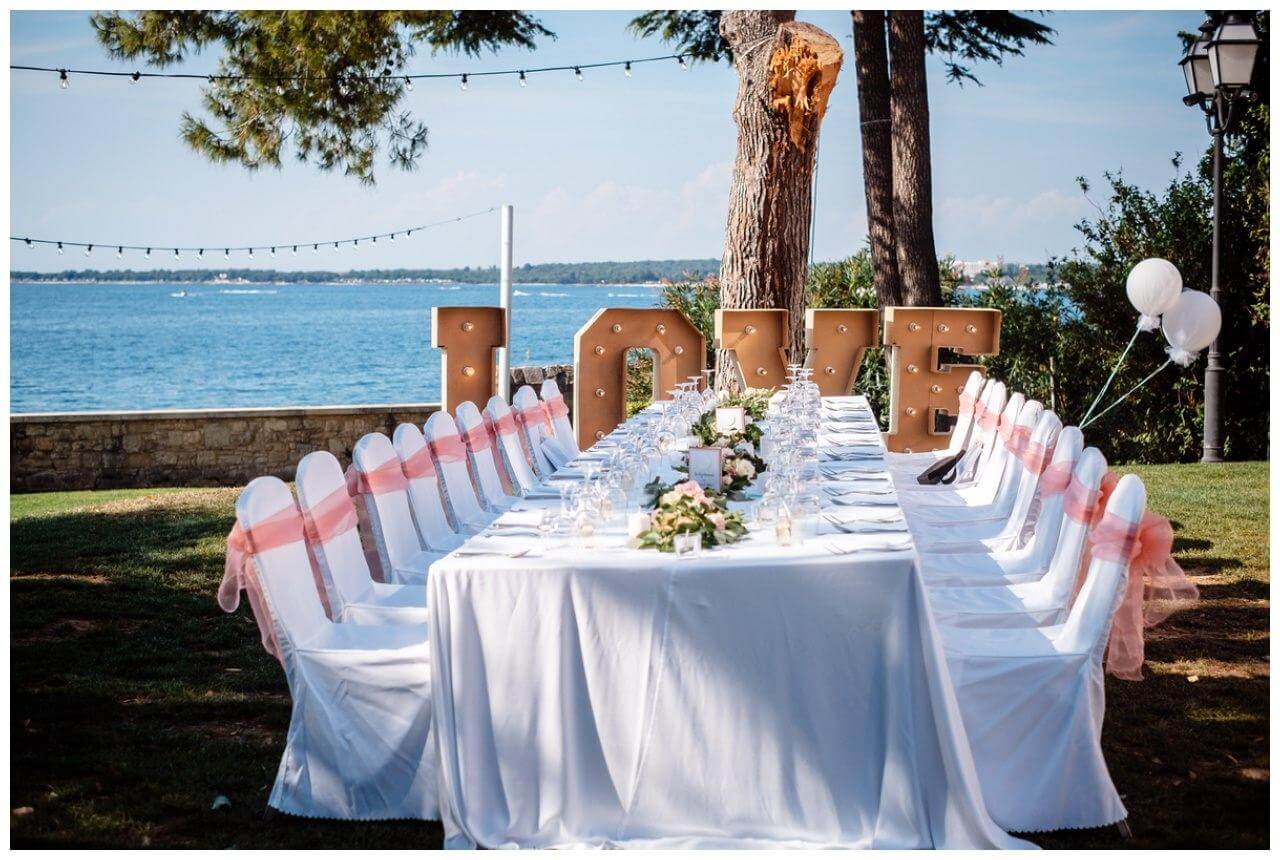 Hochzeitstisch gedeckt im Freien in Kroatien am Meer