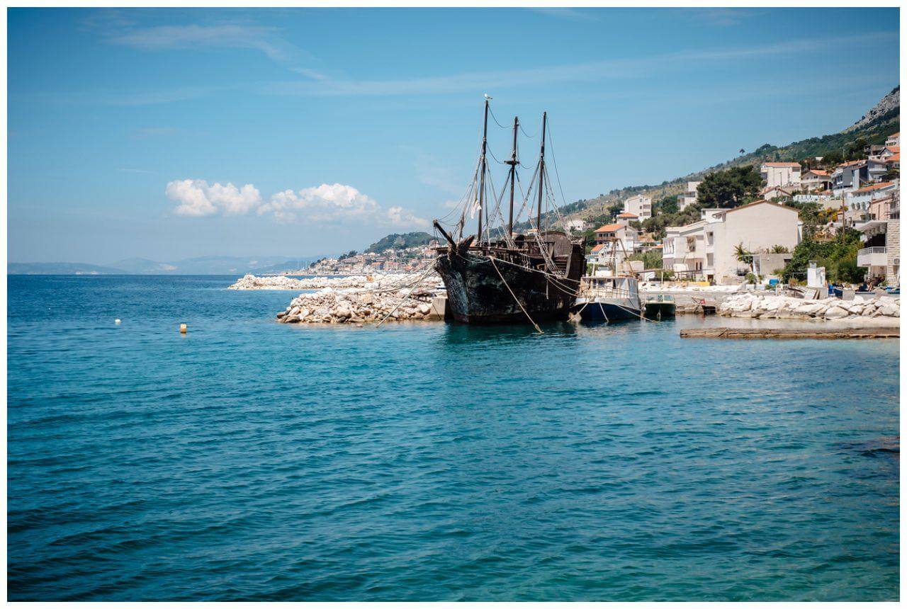 Großes Schiff am Hafen im Wasser in Kroatien