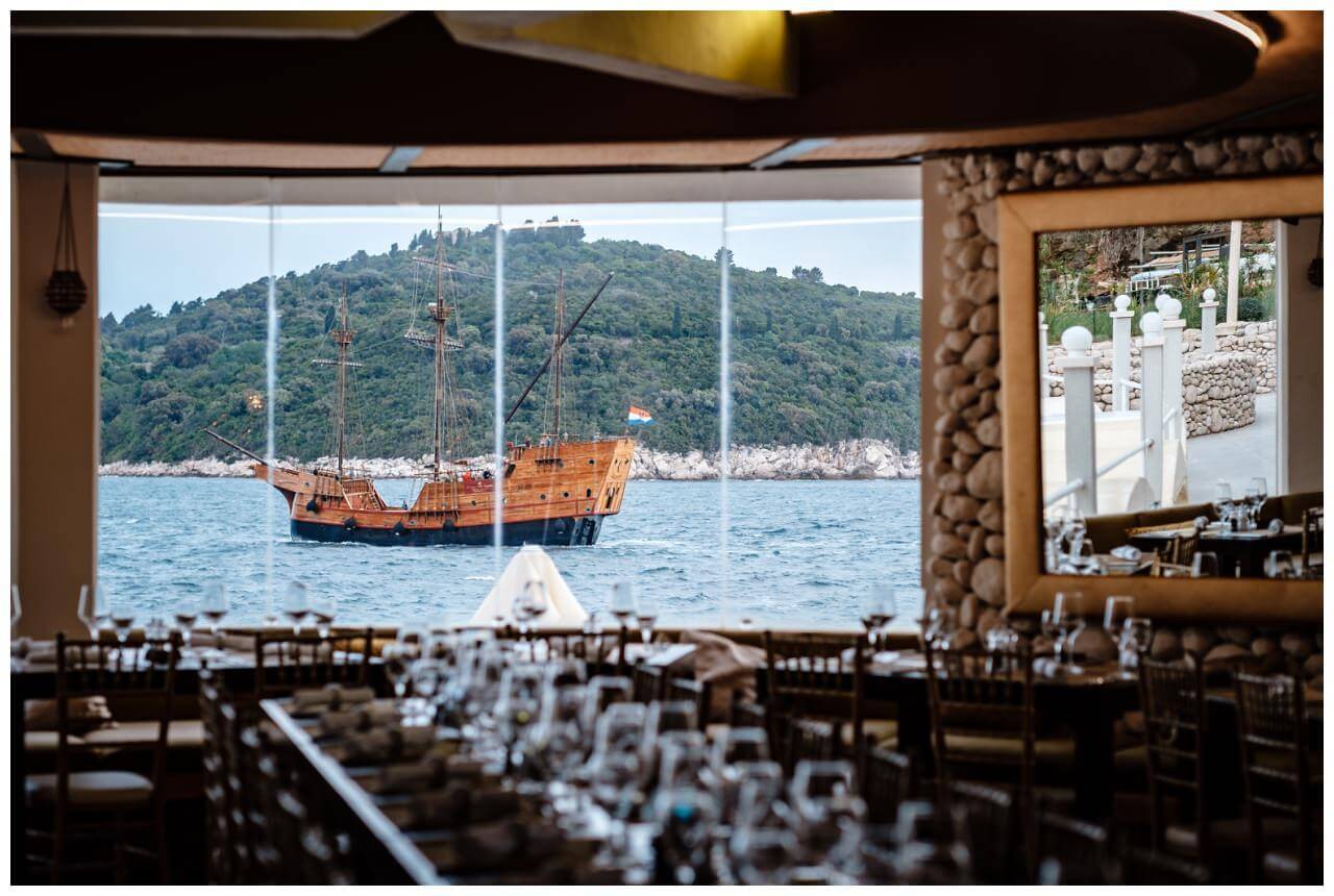 Restaurant Blick aufs Meer und Schiff