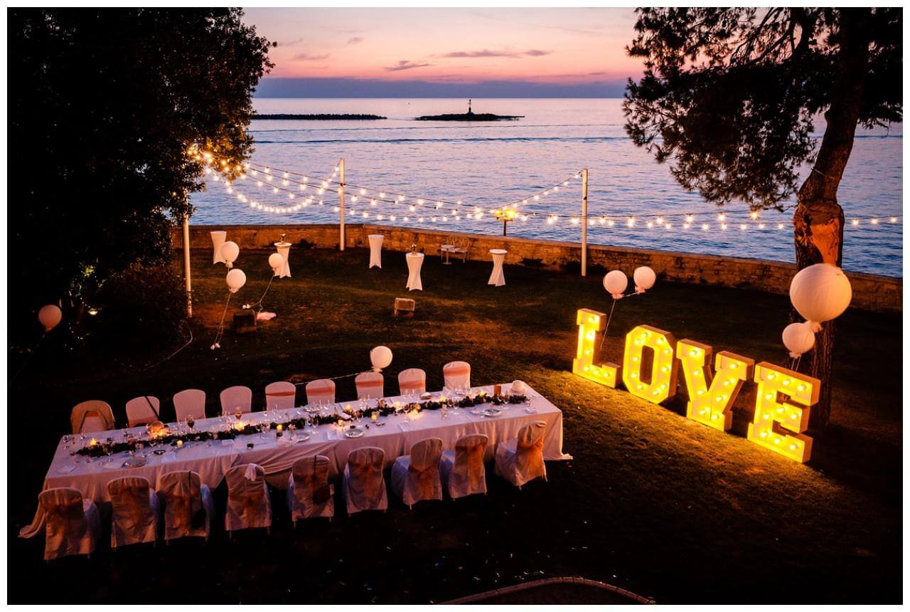 Hochzeitslocation im Freien am Meer in Kroatien