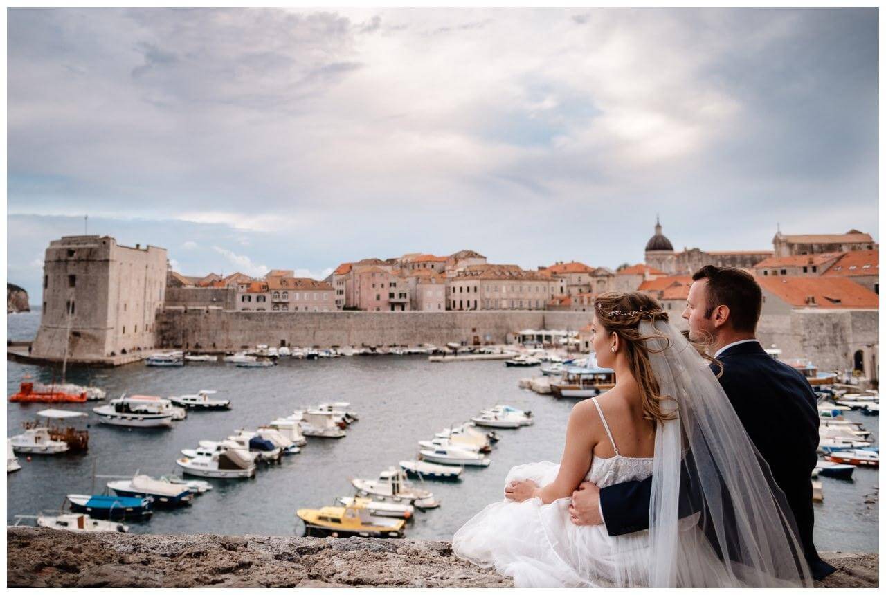 Brautpaar blickt auf Hafen in Kroatien