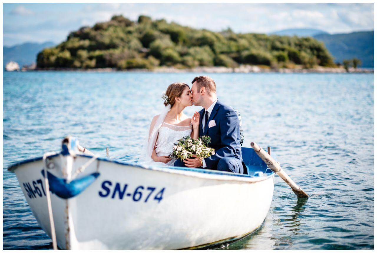 Brautpaar im Boot im Meer in Kroatien