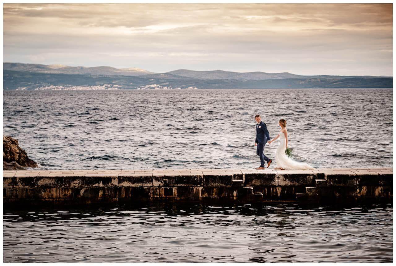 Brautpaar Steg am Meer in Kroatien