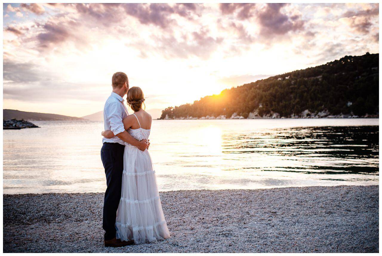Brautpaar am Strand bei Hochzeit Sonnenuntergang in Kroatien