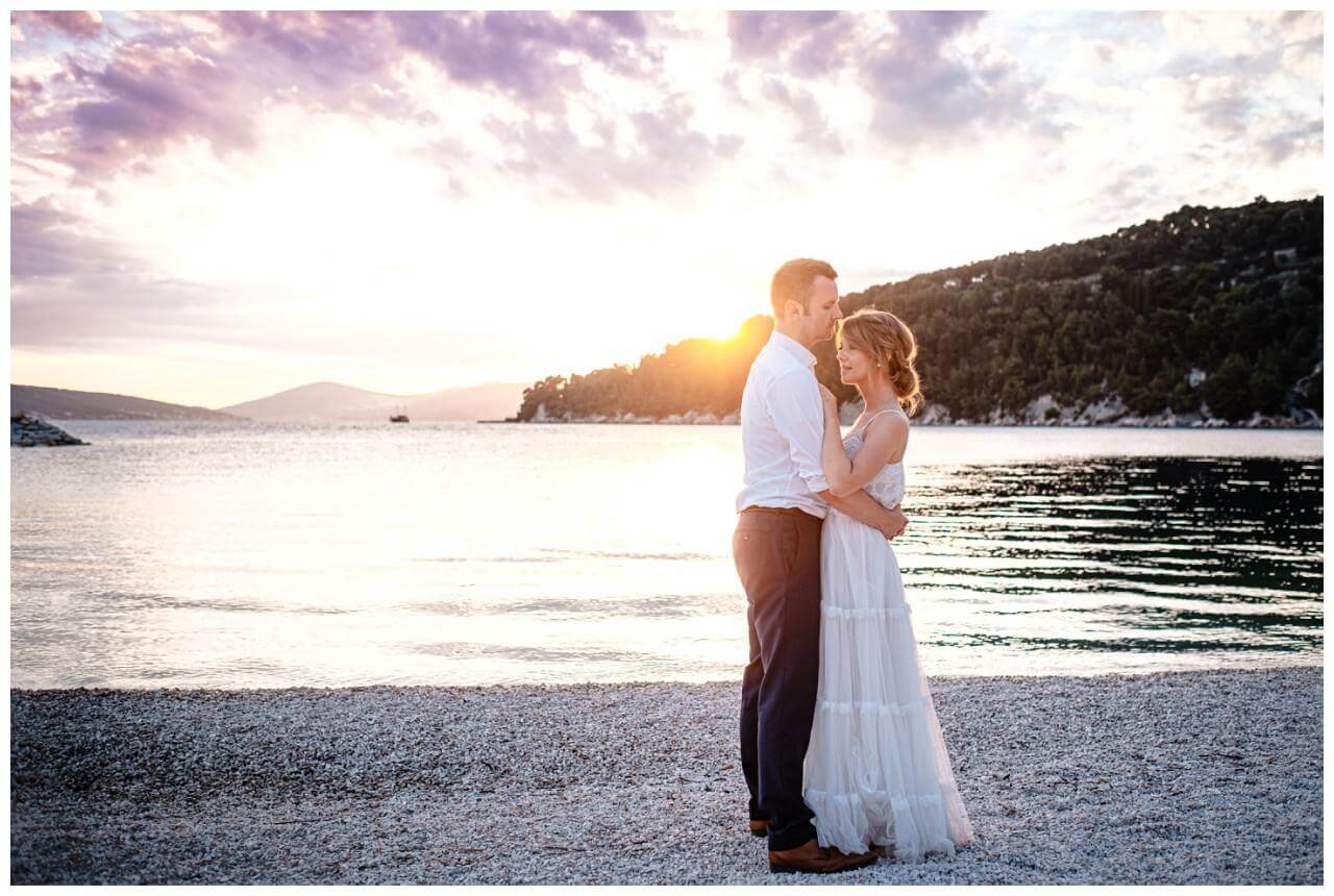 Brautpaar am Strand bei Hochzeit in Kroatien