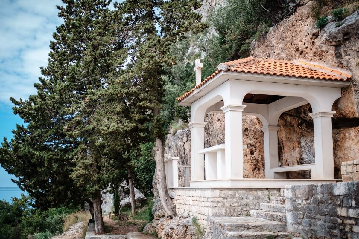 Kirche an Felsenwand in Kroatien