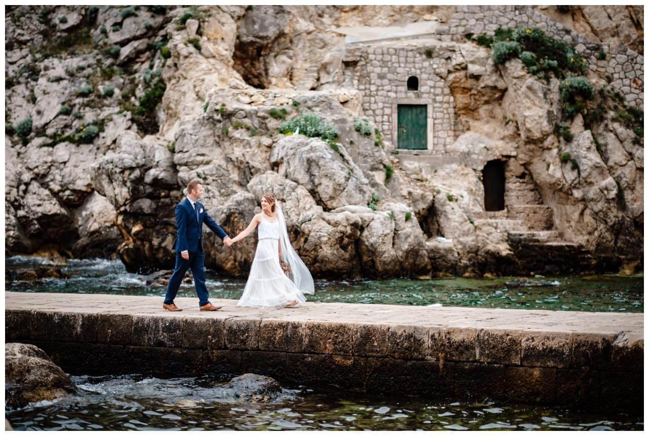 Brautpaar am Meer bei Hochzeit in Kroatien in Split
