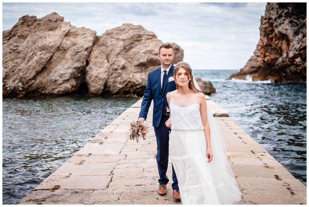 Brautpaar am Meer bei Hochzeit in Kroatien in Split