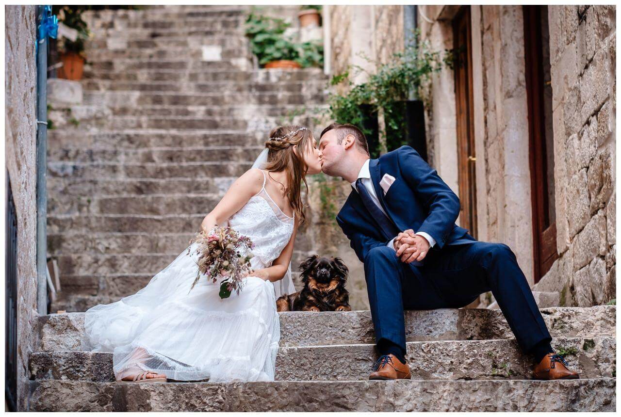 Brautpaar in Stadt bei Hochzeit in Kroatien in Split