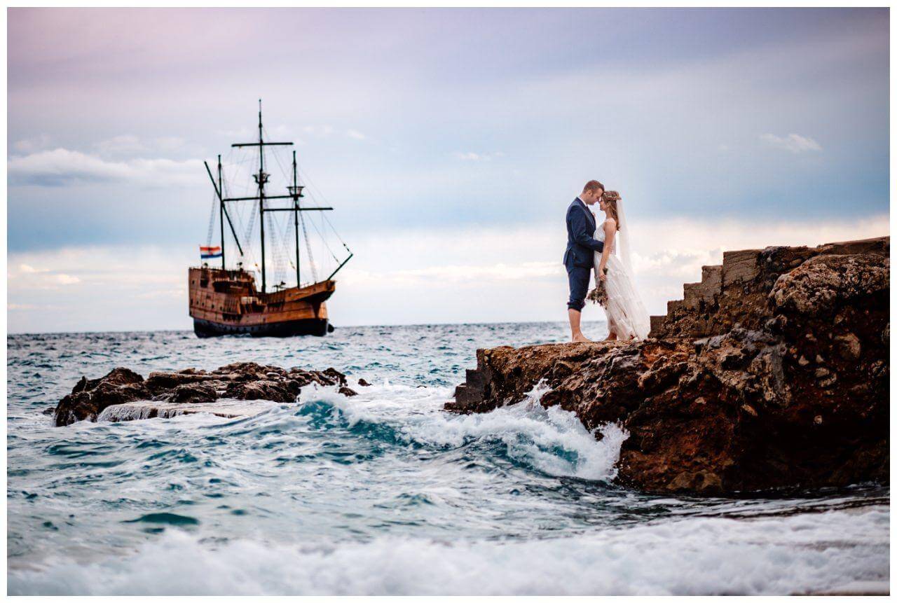 Brautpaar an Küste bei Hochzeit in Kroatien in Split