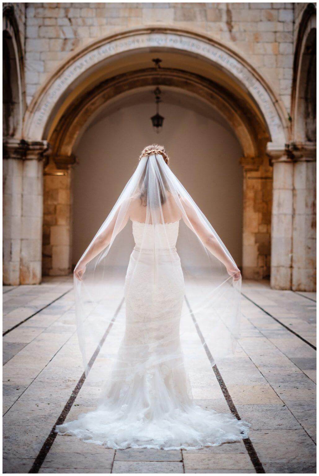 Braut in Kunstpalast bei Hochzeit in Kroatien in Split