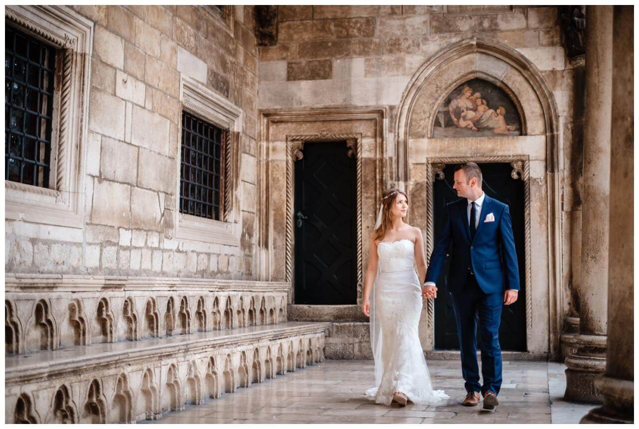 Brautpaar in Kunstpalast bei Hochzeit in Kroatien in Split