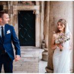 Brautpaar in Kunstpalast bei Hochzeit in Kroatien in Split