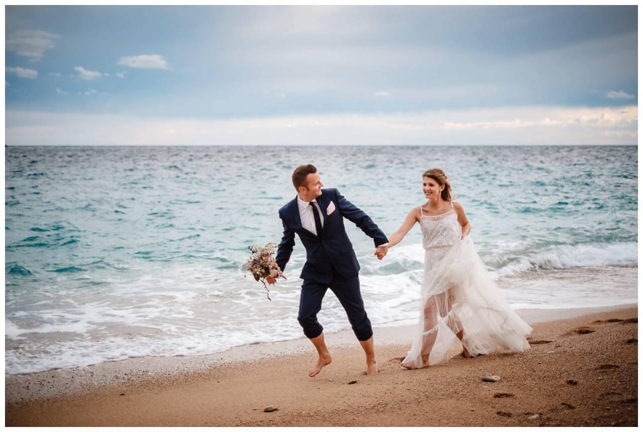 Brautpaar am Strand bei Hochzeit in Kroatien in Split