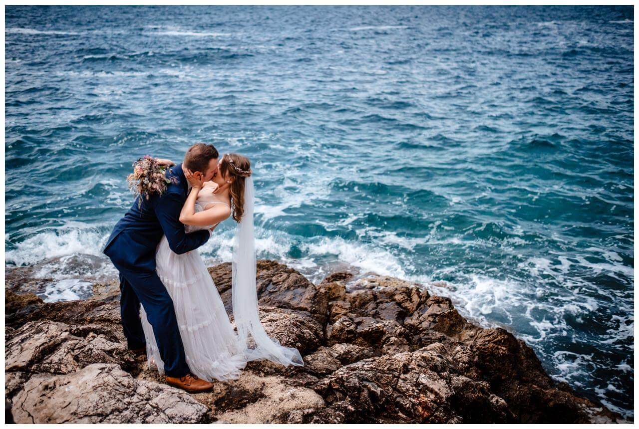 Brautpaar an Küste bei Hochzeit in Kroatien in Split