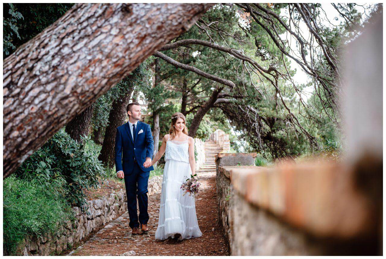 Brautpaar im Park bei Hochzeit in Kroatien in Split