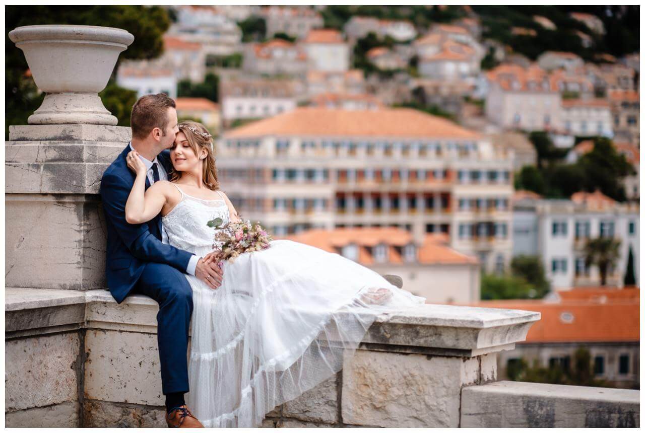 Brautpaar vor Stadtkulisse bei Hochzeti in Kroatien in Split