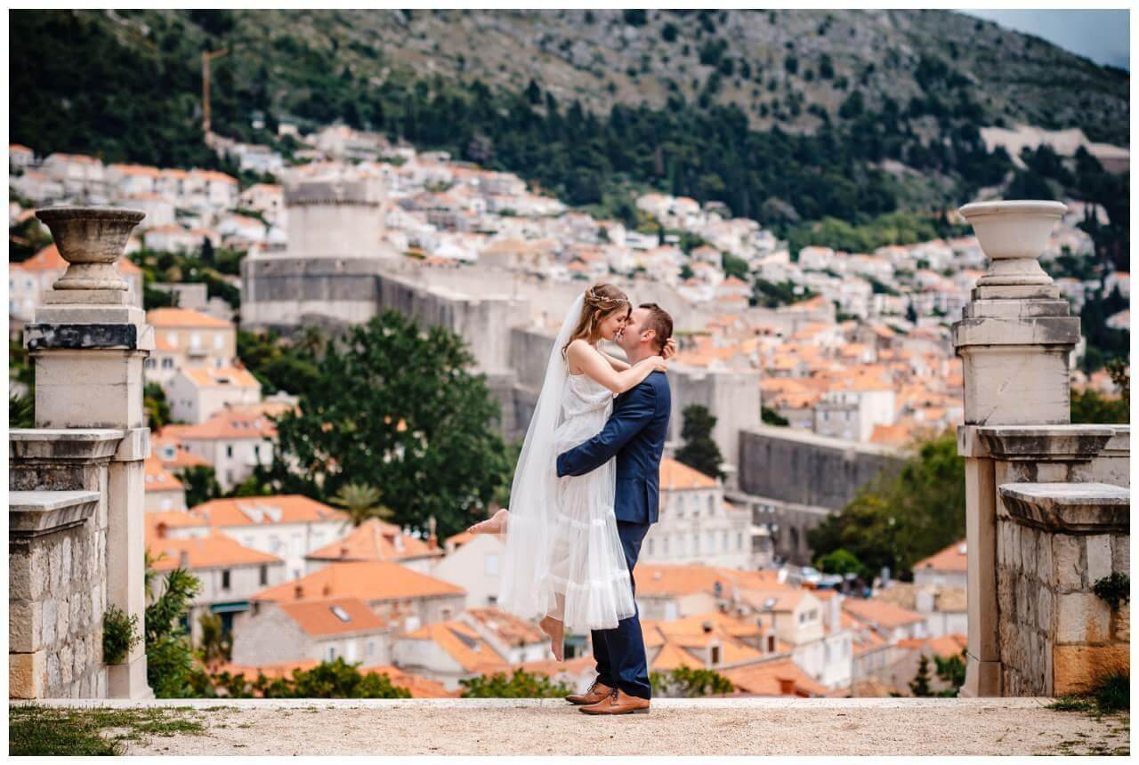 Brautpaar vor Stadtkulisse bei Hochzeti in Kroatien in Split