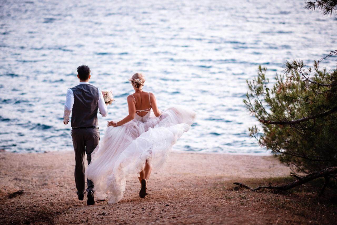 Brautpaar am Strand bei Hochzeit in Kroatien in Dalmatien