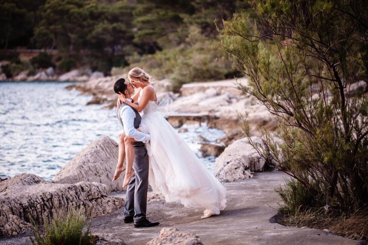 Brautpaar an Küste bei Hochzeit in Kroatien in Dalmatien